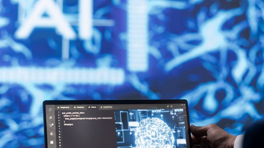 Profesional trabajando con inteligencia artificial en un ordenador