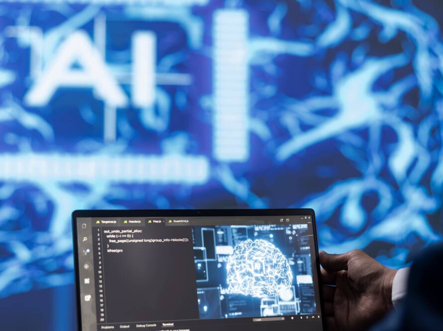 Profesional trabajando con inteligencia artificial en un ordenador